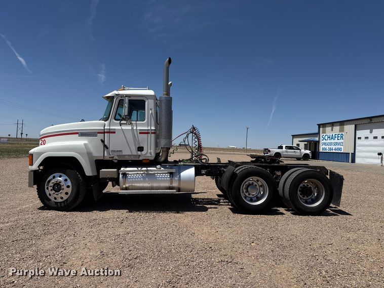 image for item FC2311 2001 Mack CH613 semi truck
