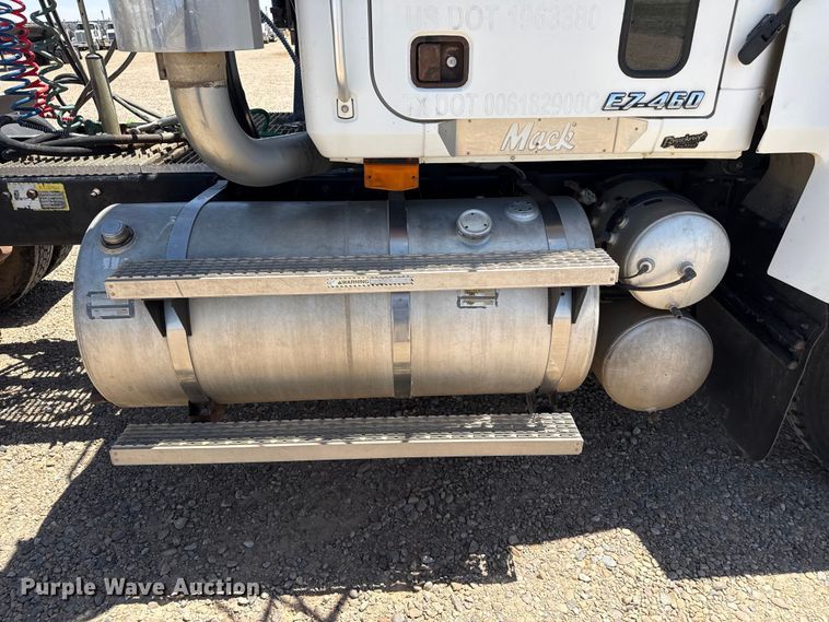 image for item FC2311 2001 Mack CH613 semi truck