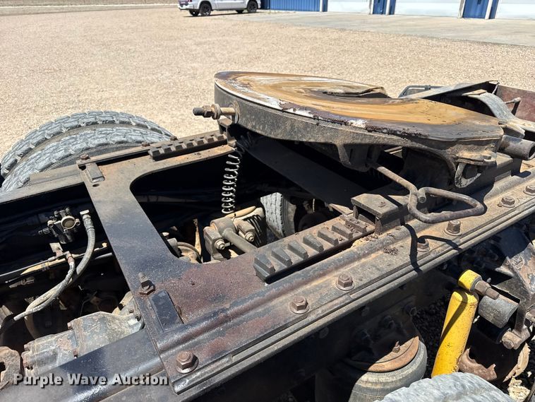 image for item FC2311 2001 Mack CH613 semi truck