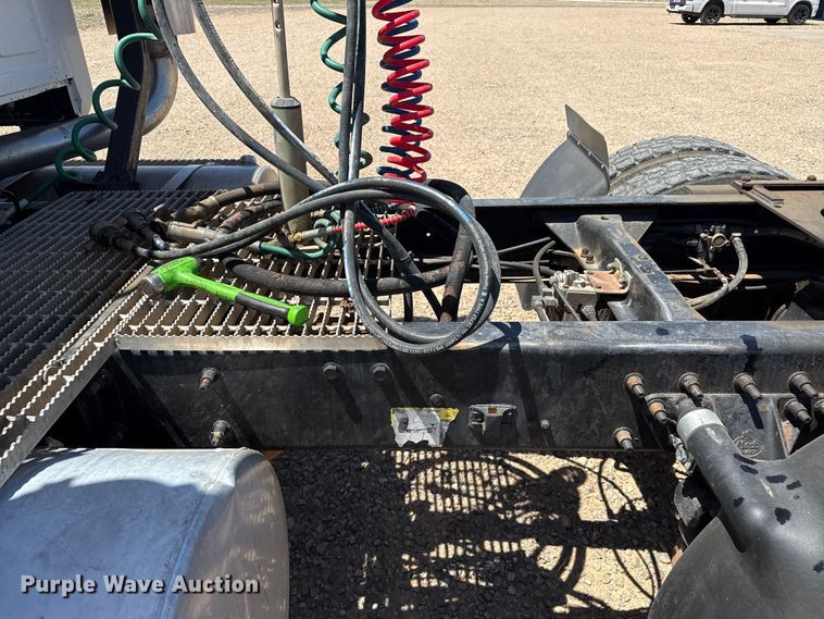 image for item FC2311 2001 Mack CH613 semi truck