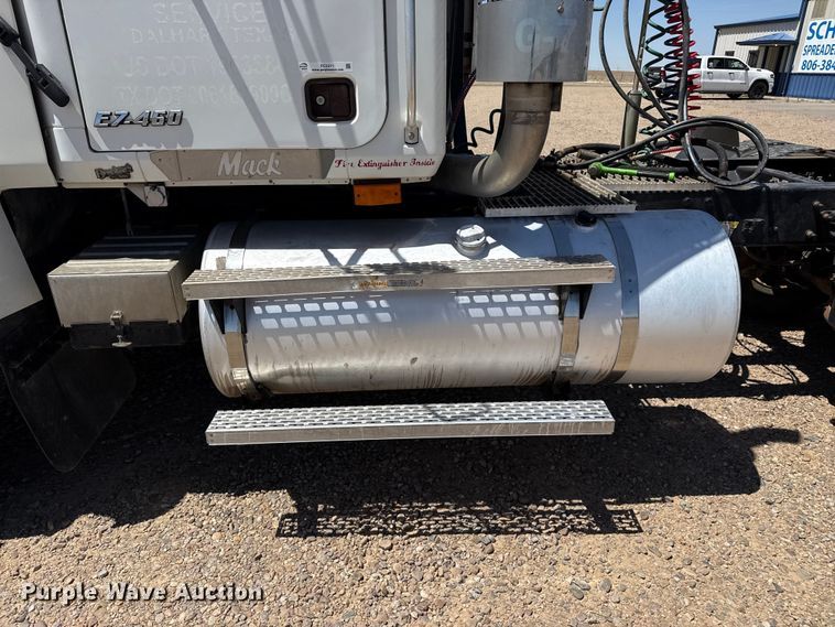 image for item FC2311 2001 Mack CH613 semi truck