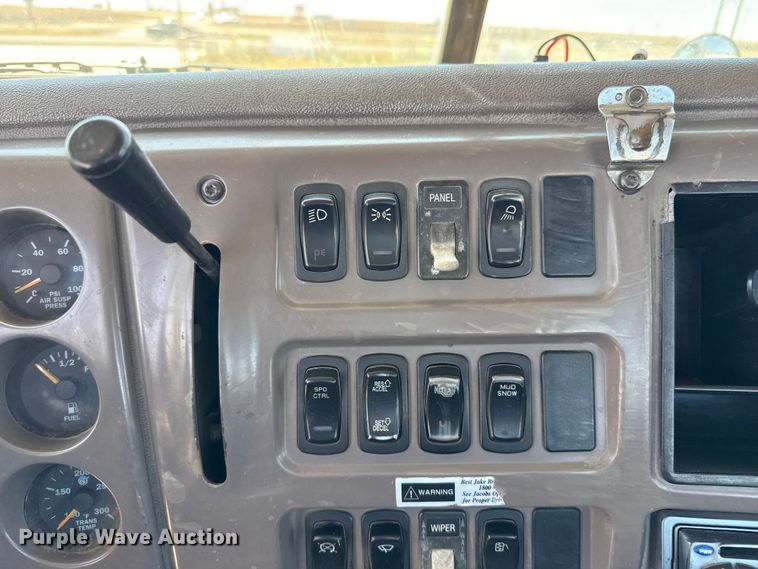 image for item FC2311 2001 Mack CH613 semi truck