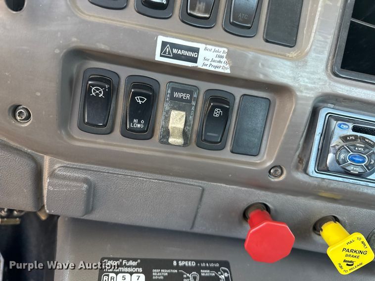 image for item FC2311 2001 Mack CH613 semi truck