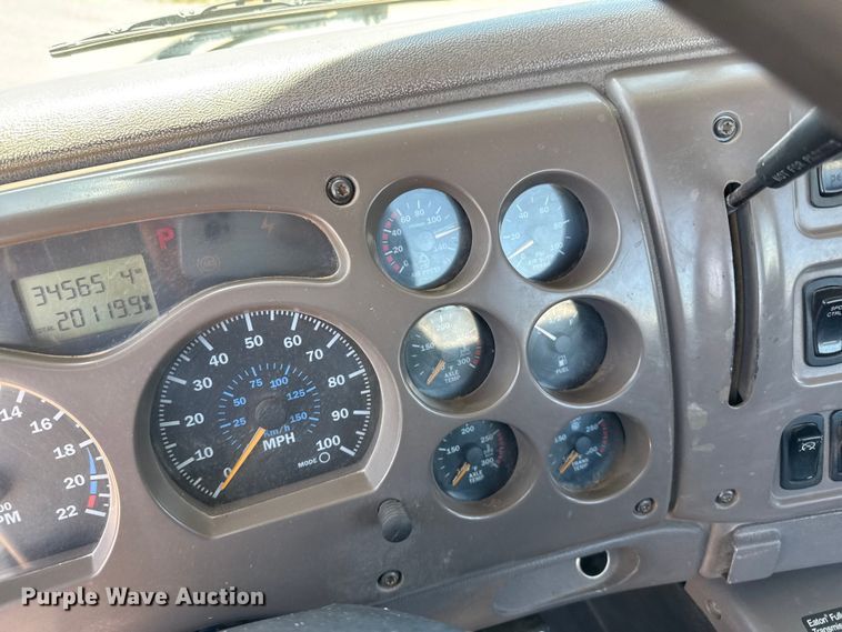 image for item FC2311 2001 Mack CH613 semi truck