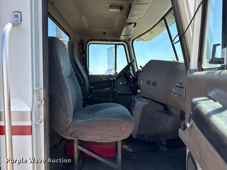 image for item FC2311 2001 Mack CH613 semi truck