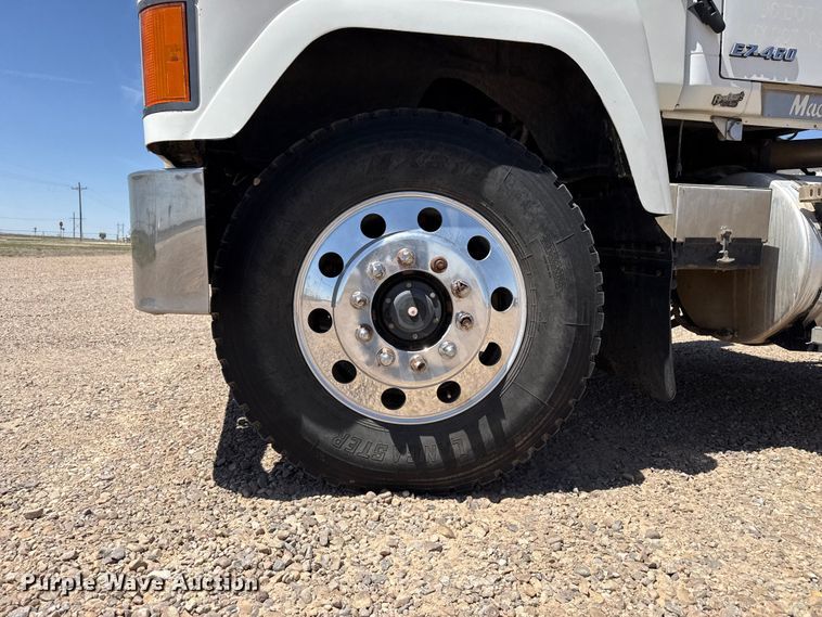 image for item FC2311 2001 Mack CH613 semi truck