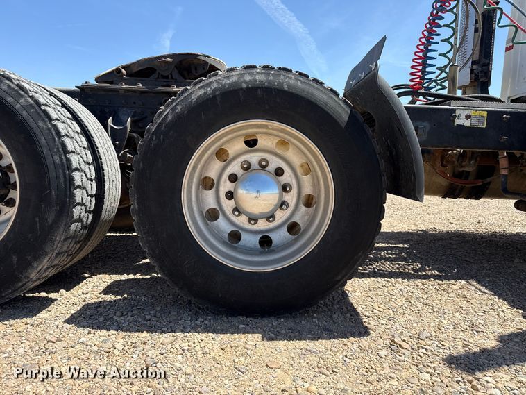image for item FC2311 2001 Mack CH613 semi truck