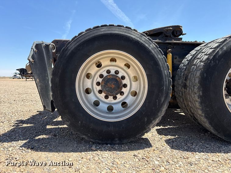 image for item FC2311 2001 Mack CH613 semi truck