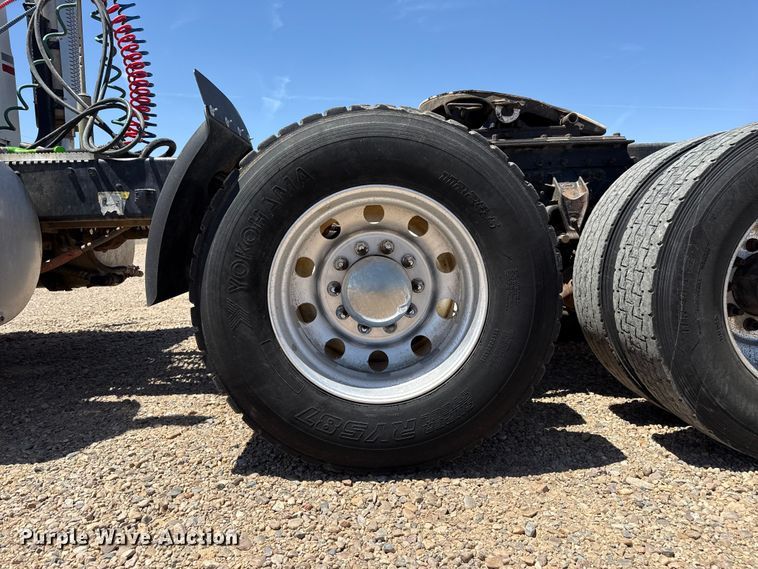 image for item FC2311 2001 Mack CH613 semi truck