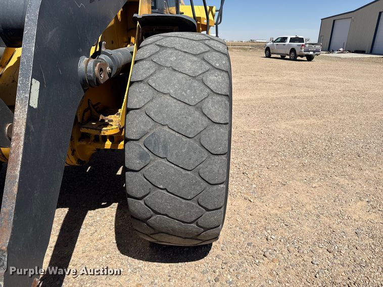 image for item FC2315 2014 John Deere 724K wheel loader