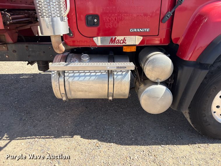 image for item FC2321 2007 Mack CV713 manure spreader truck