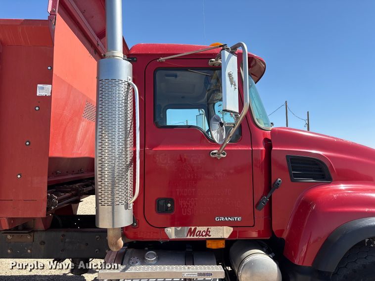 image for item FC2321 2007 Mack CV713 manure spreader truck
