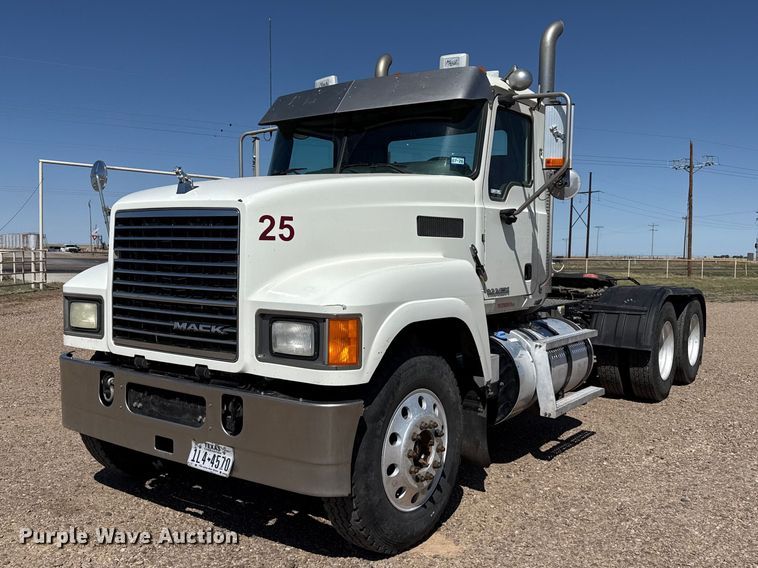 image for item FC2330 2016 Mack CHU613 semi truck