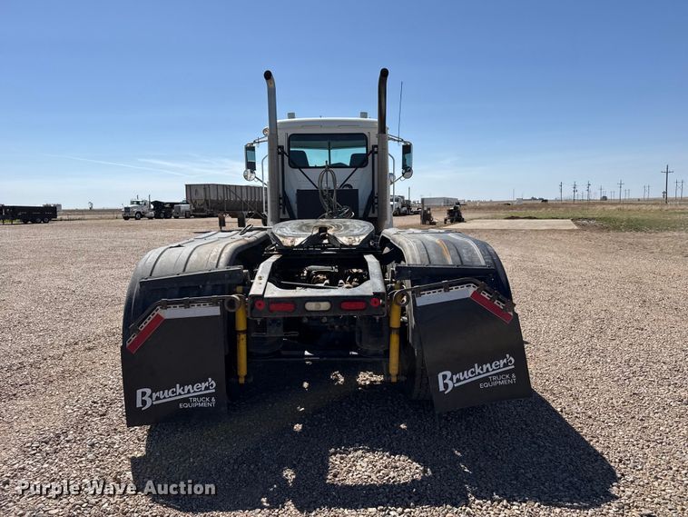 image for item FC2330 2016 Mack CHU613 semi truck