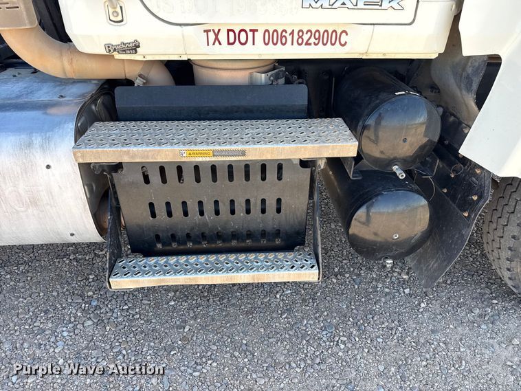 image for item FC2330 2016 Mack CHU613 semi truck