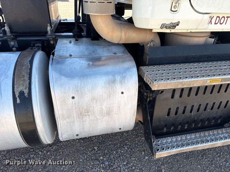 image for item FC2330 2016 Mack CHU613 semi truck