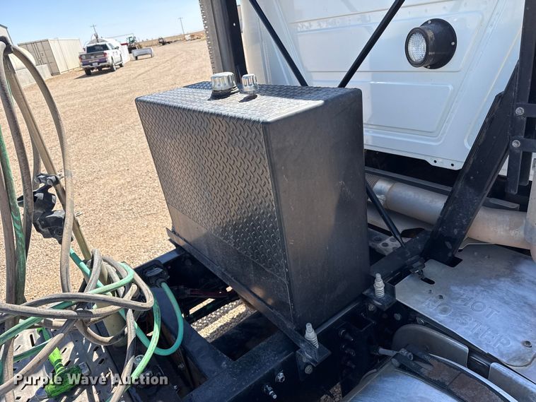 image for item FC2330 2016 Mack CHU613 semi truck