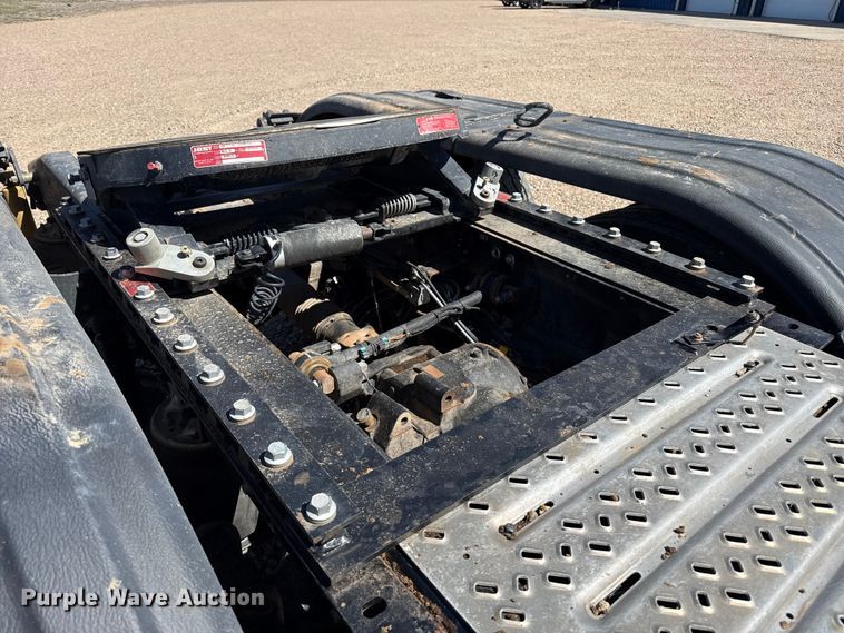 image for item FC2330 2016 Mack CHU613 semi truck
