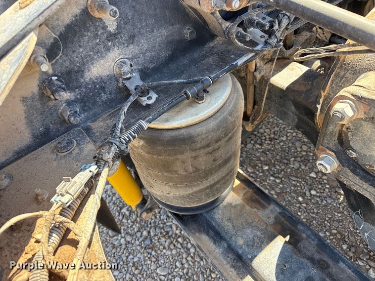 image for item FC2330 2016 Mack CHU613 semi truck