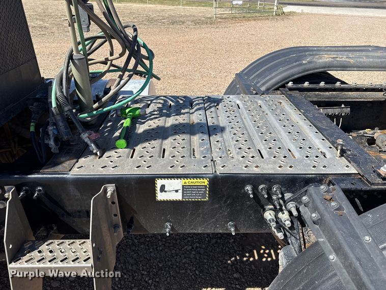 image for item FC2330 2016 Mack CHU613 semi truck