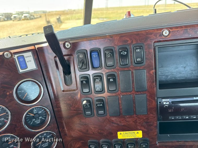 image for item FC2330 2016 Mack CHU613 semi truck
