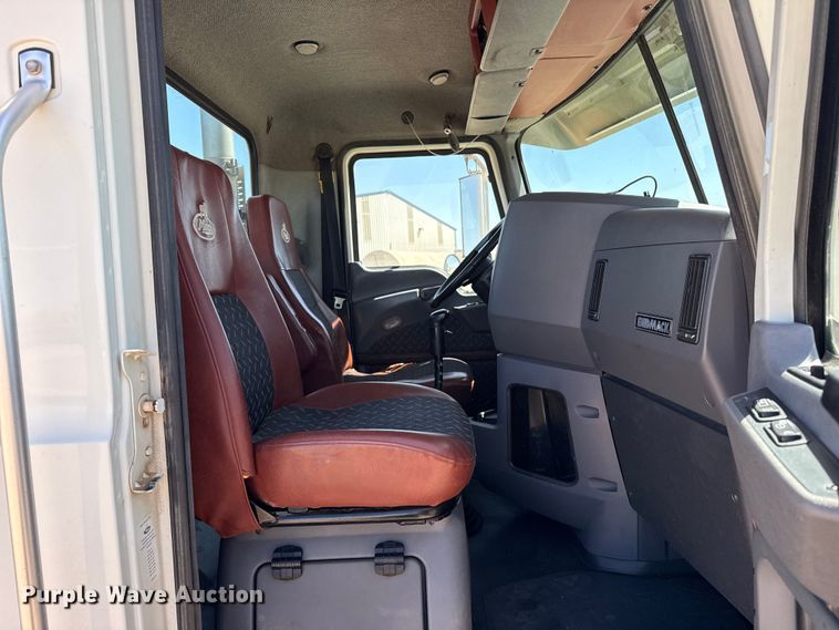 image for item FC2330 2016 Mack CHU613 semi truck