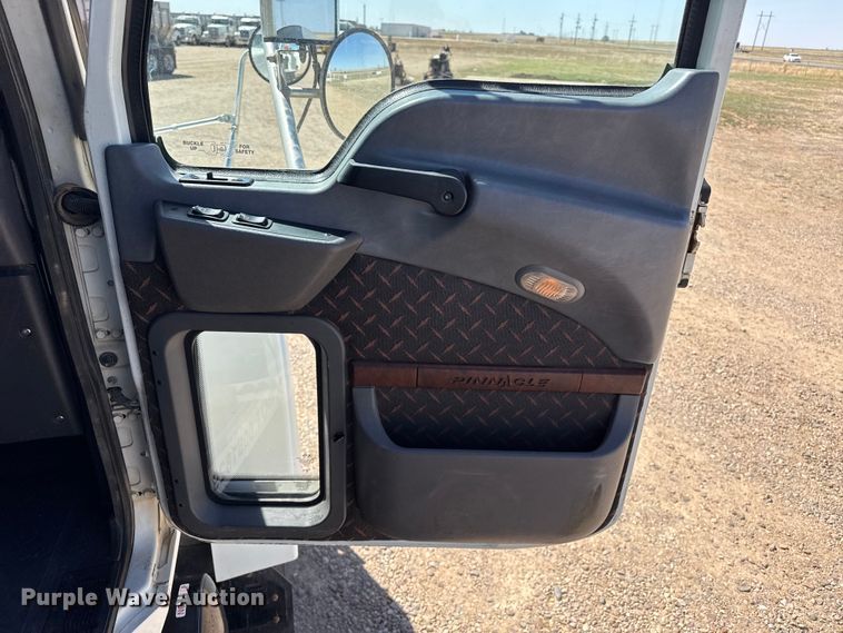 image for item FC2330 2016 Mack CHU613 semi truck