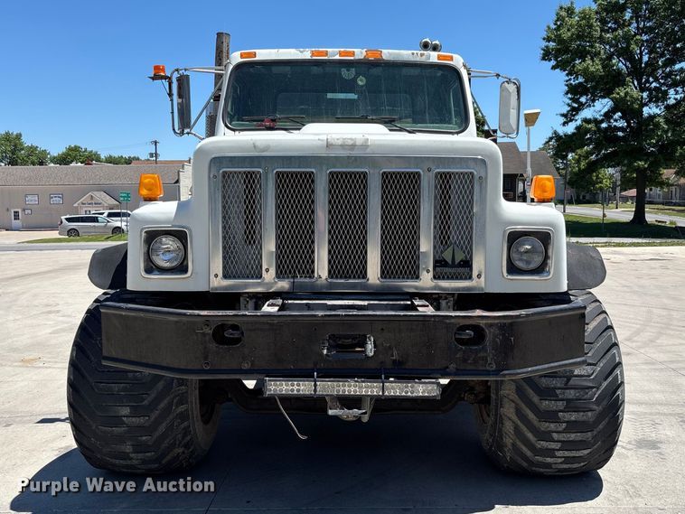image for item FC5834 1994 International 2574 applicator truck