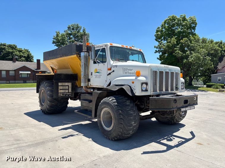 image for item FC5834 1994 International 2574 applicator truck