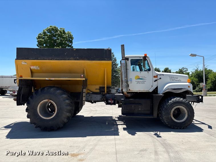 image for item FC5834 1994 International 2574 applicator truck