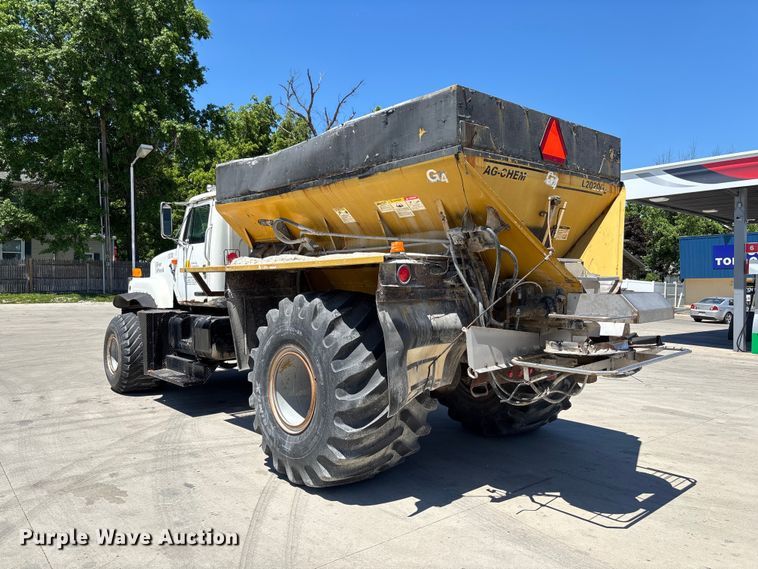 image for item FC5834 1994 International 2574 applicator truck