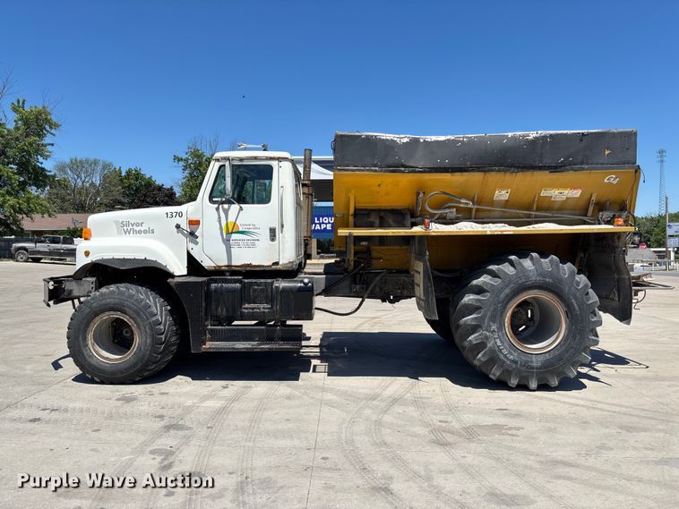 image for item FC5834 1994 International 2574 applicator truck