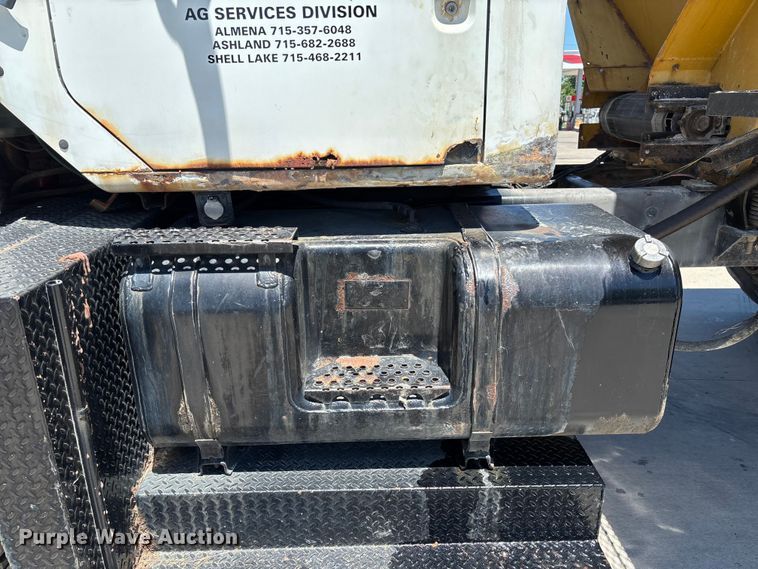 image for item FC5834 1994 International 2574 applicator truck