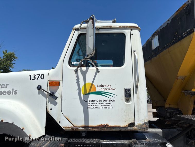 image for item FC5834 1994 International 2574 applicator truck