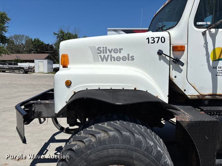 image for item FC5834 1994 International 2574 applicator truck