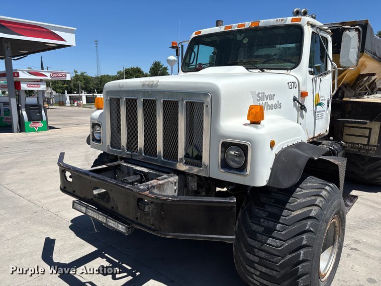 image for item FC5834 1994 International 2574 applicator truck