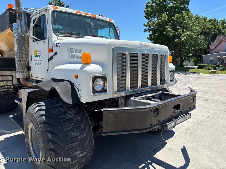 image for item FC5834 1994 International 2574 applicator truck