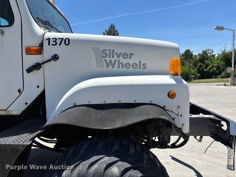 image for item FC5834 1994 International 2574 applicator truck