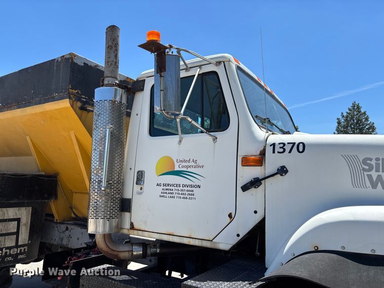 image for item FC5834 1994 International 2574 applicator truck