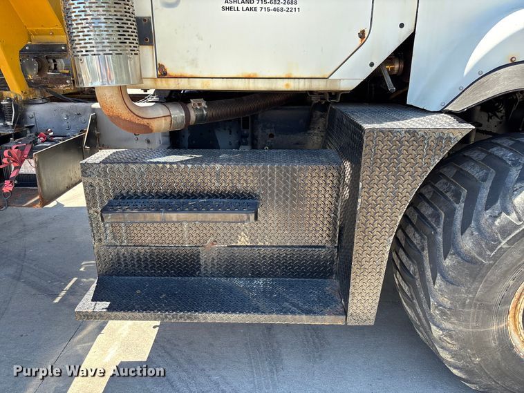 image for item FC5834 1994 International 2574 applicator truck