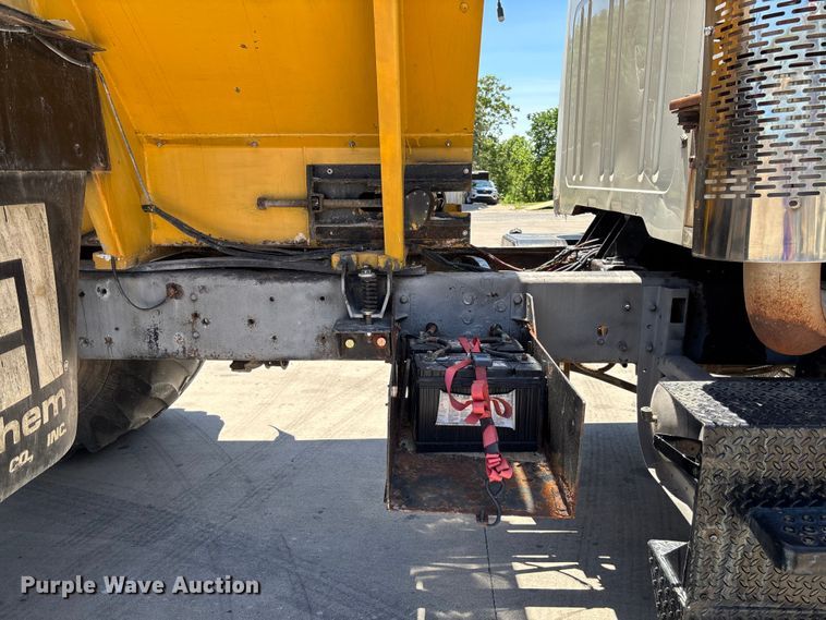 image for item FC5834 1994 International 2574 applicator truck