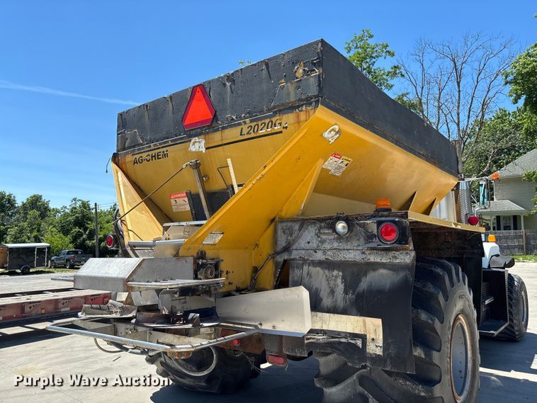 image for item FC5834 1994 International 2574 applicator truck