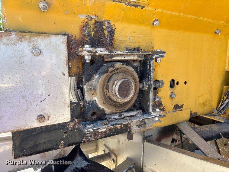 image for item FC5834 1994 International 2574 applicator truck