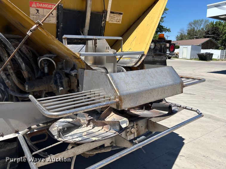 image for item FC5834 1994 International 2574 applicator truck
