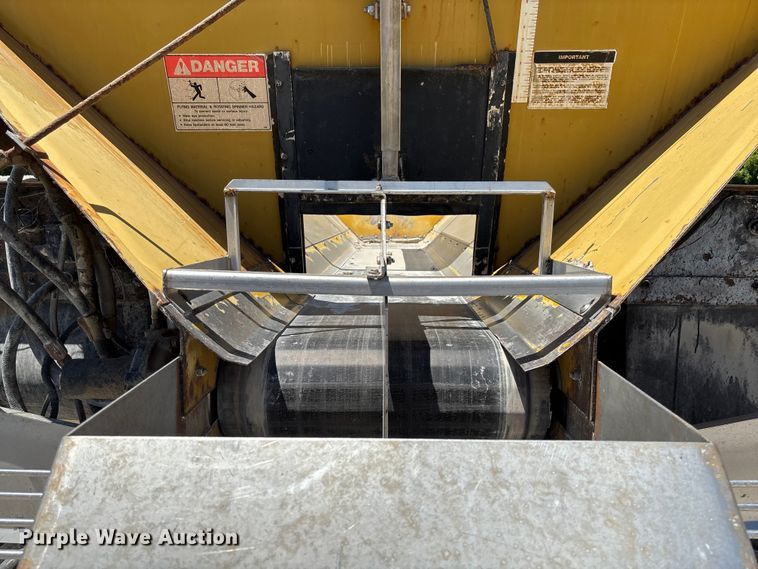 image for item FC5834 1994 International 2574 applicator truck