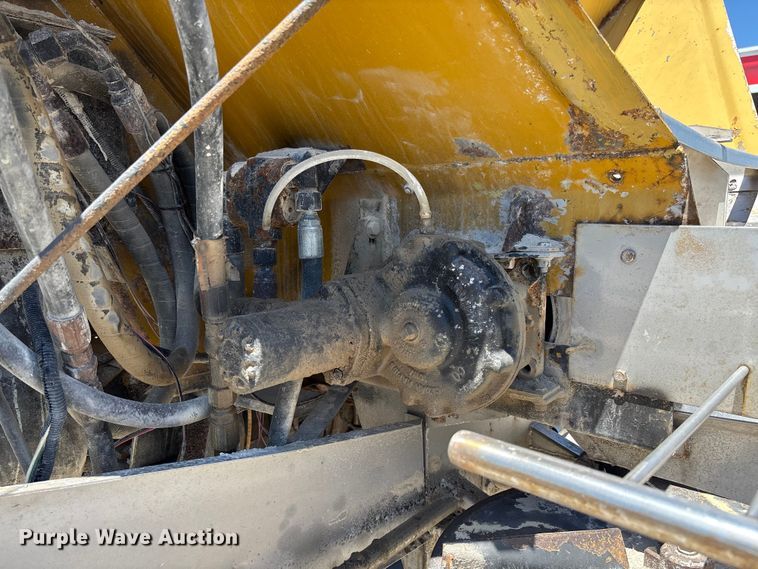 image for item FC5834 1994 International 2574 applicator truck