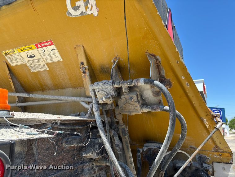 image for item FC5834 1994 International 2574 applicator truck
