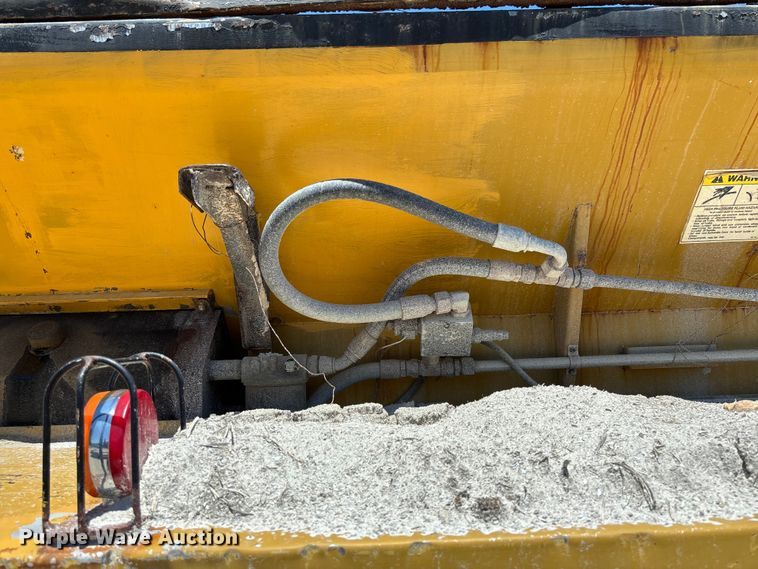 image for item FC5834 1994 International 2574 applicator truck