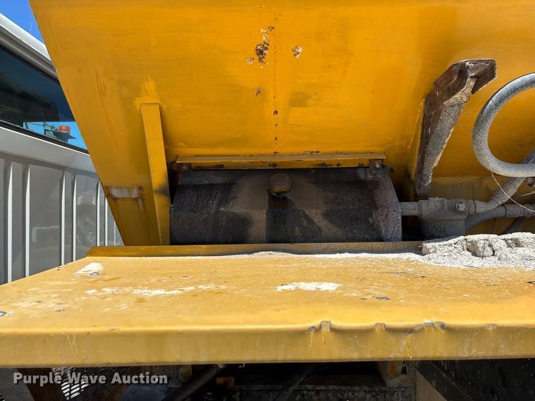 image for item FC5834 1994 International 2574 applicator truck