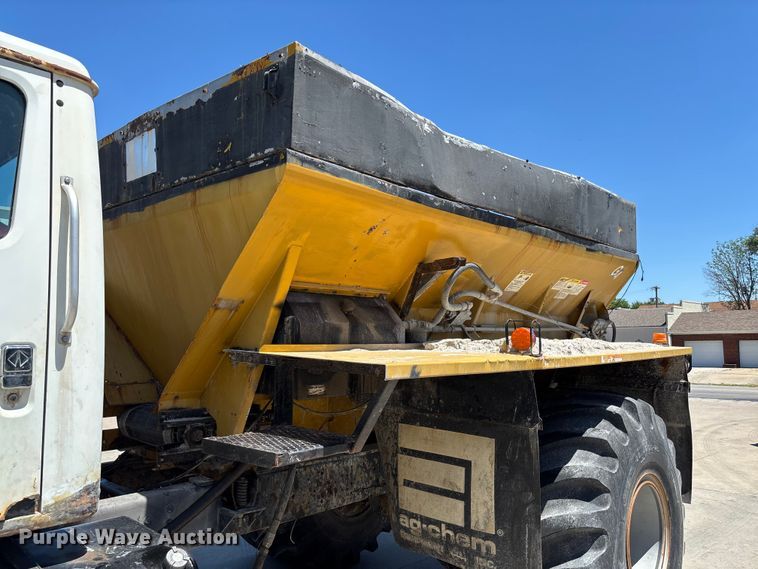image for item FC5834 1994 International 2574 applicator truck